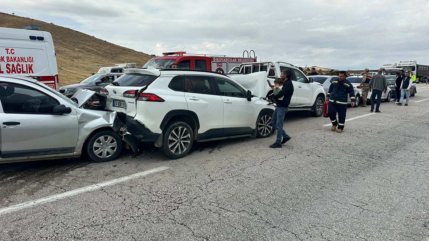 Palu Belediye Başkanı'nın konvoyunda zincirleme kaza