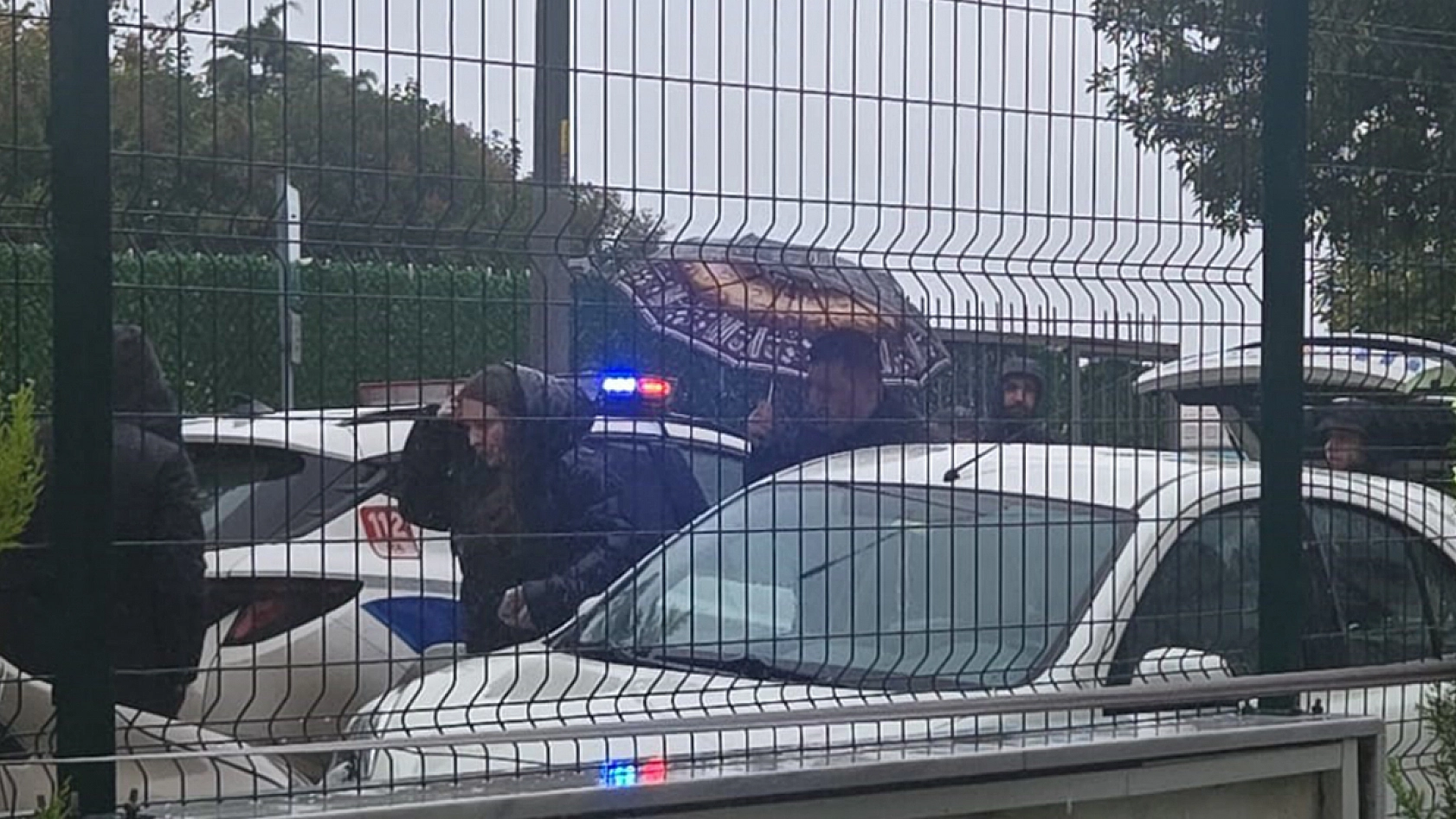 Okul önünde trafik tartışması, öğrenci velisi ayağından vuruldu