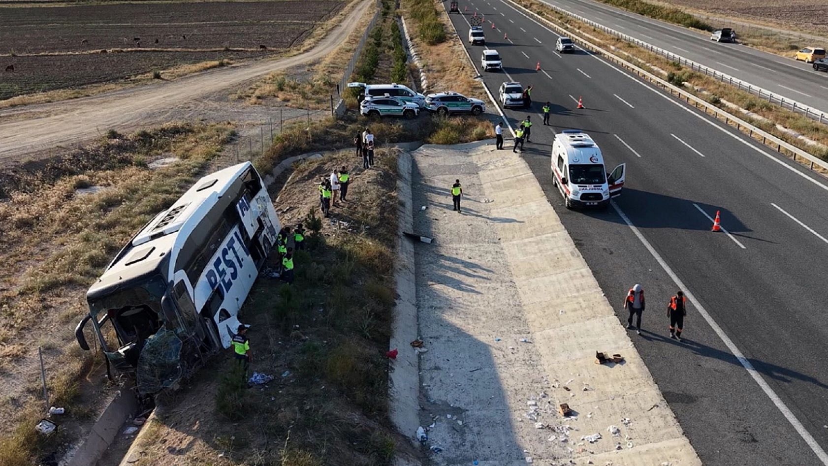 Yolcu otobüsü şarampole devrildi: 44 yaralı