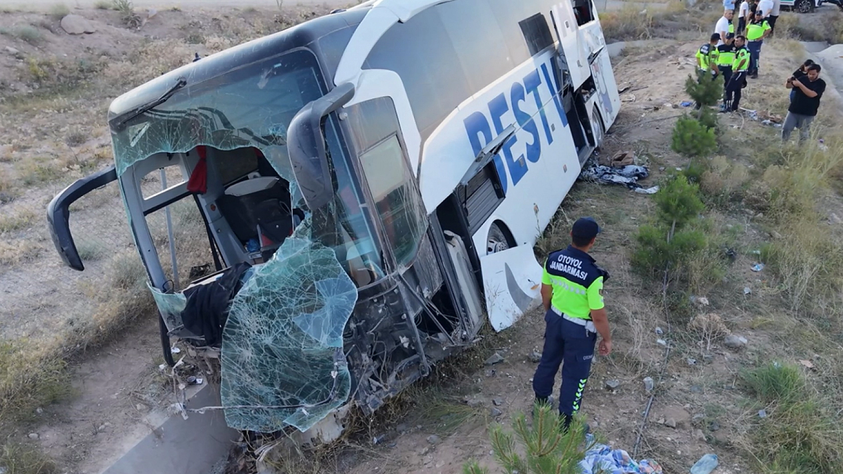Yolcu otobüsü şarampole devrildi: 44 yaralı