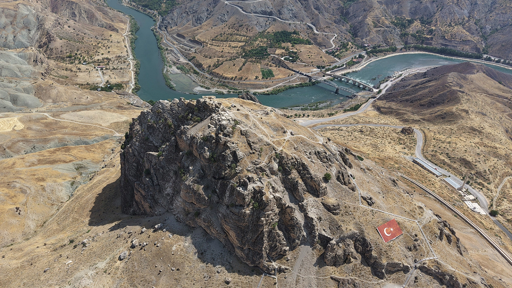 Palu Kalesi'nde 3 bin yıllık tarih gün yüzüne çıkıyor