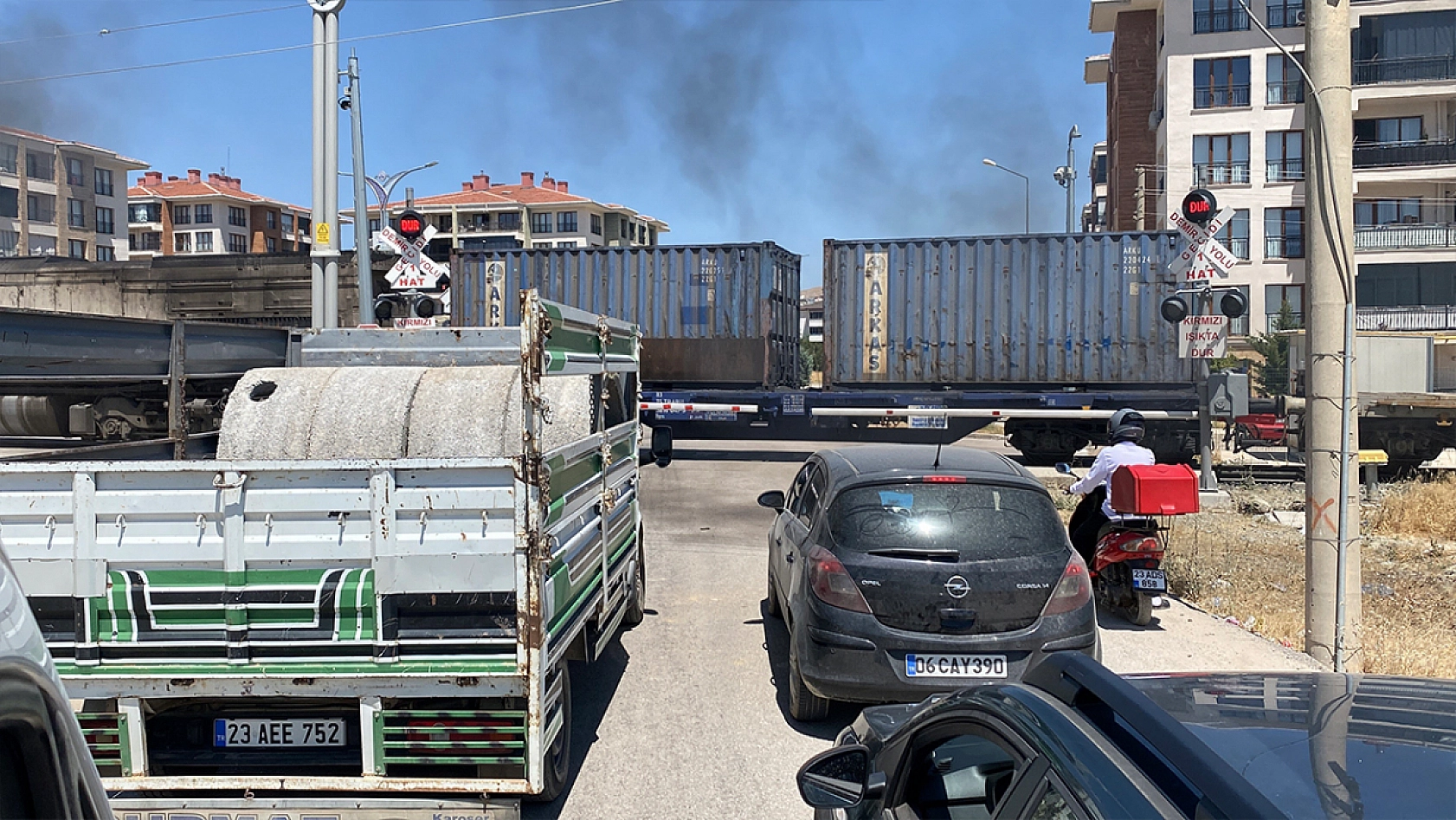 Elazığ'da raylarda ölüme davet