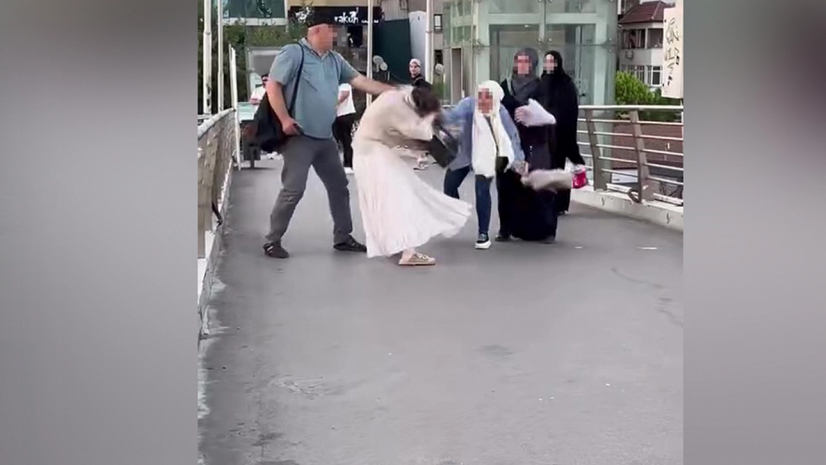 Üst geçitte kadın dehşeti: Saçından tutup yerde sürükledi
