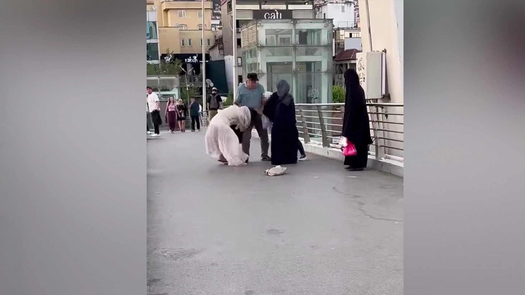 Üst geçitte kadın dehşeti: Saçından tutup yerde sürükledi