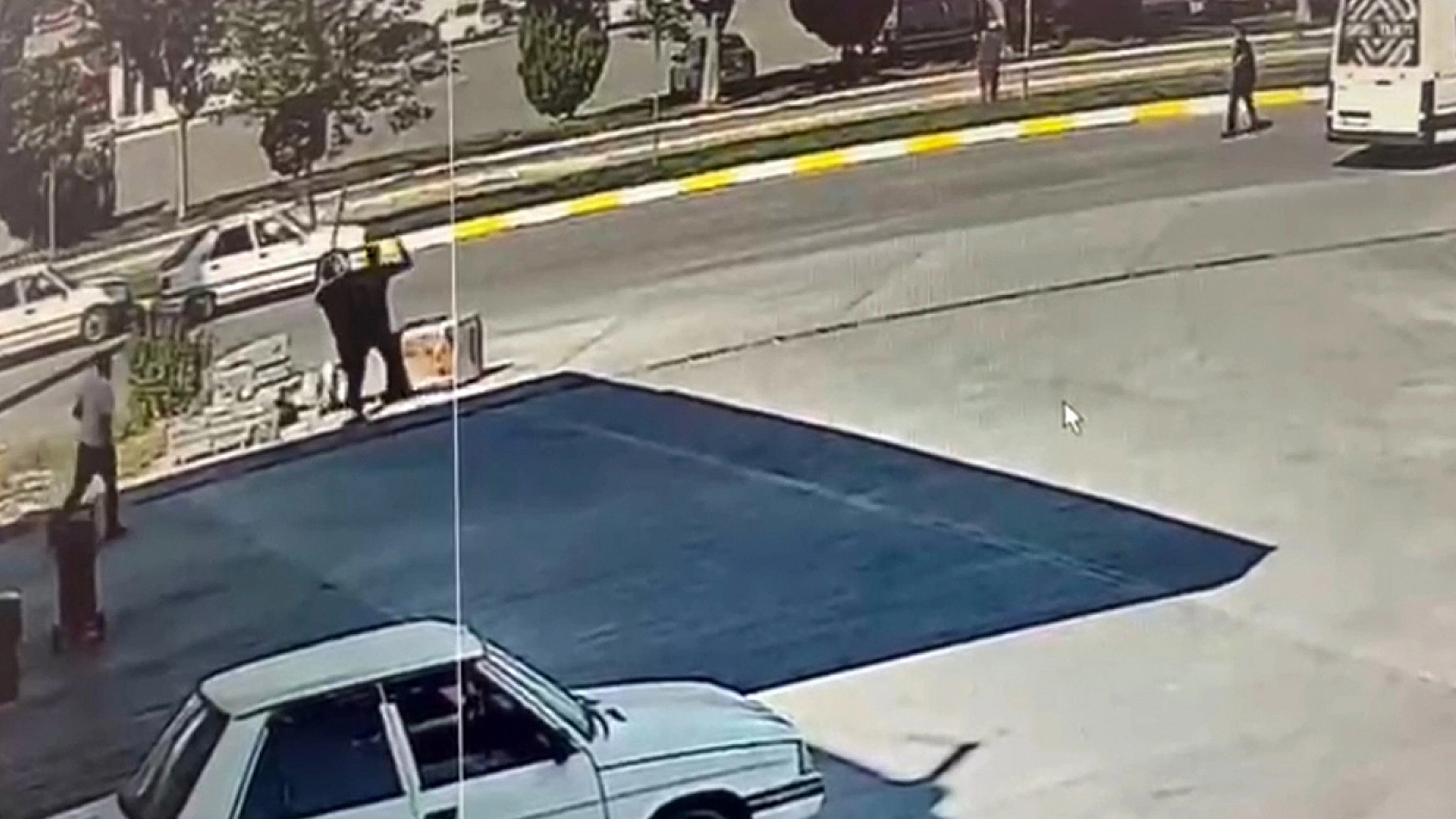 Eski başkan yardımcısı bir şahsı darp etti