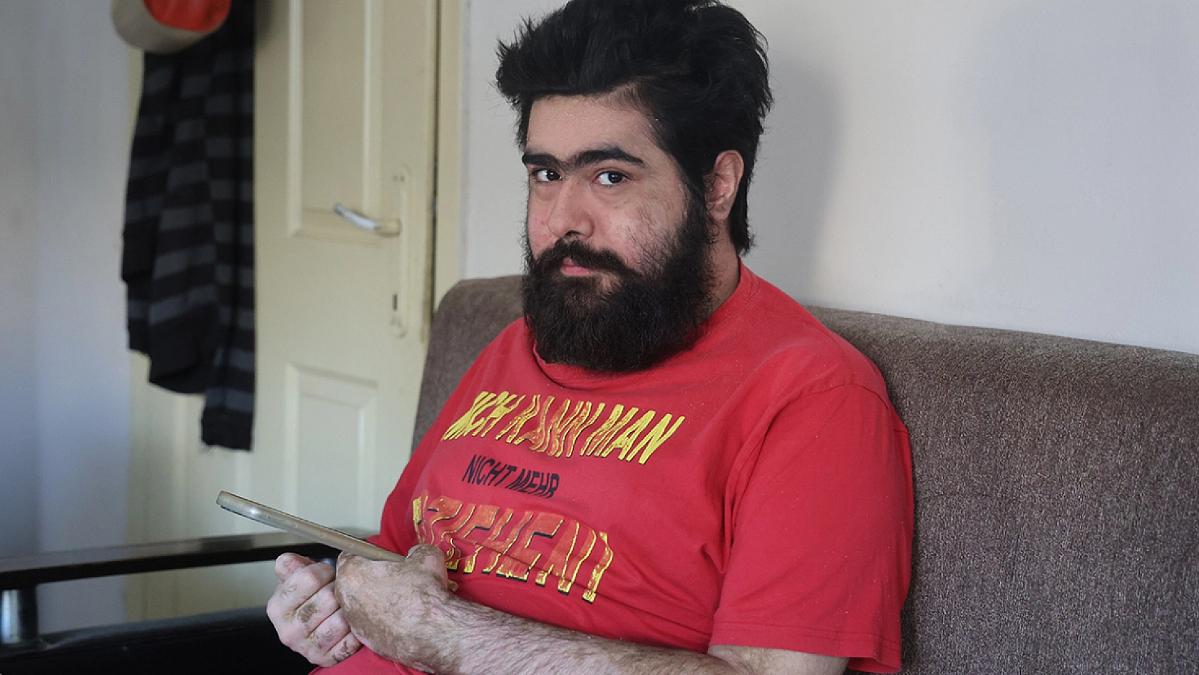 Tedaviyi reddeden telefon bağımlısı Barış, sanal dünyadaki yaşamına geri döndü