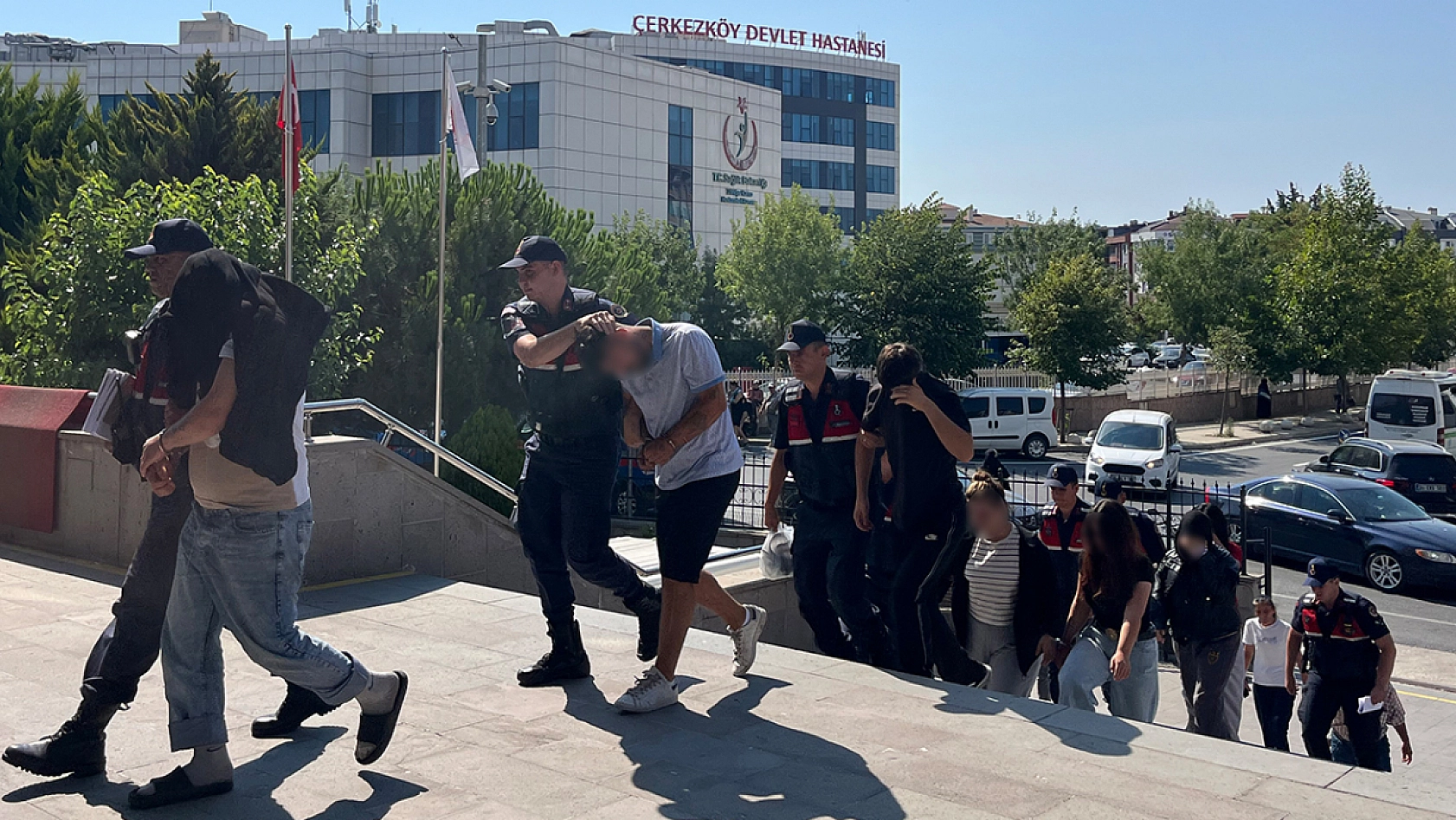 Kadın kıyafeti giydirip şantaj yaptılar
