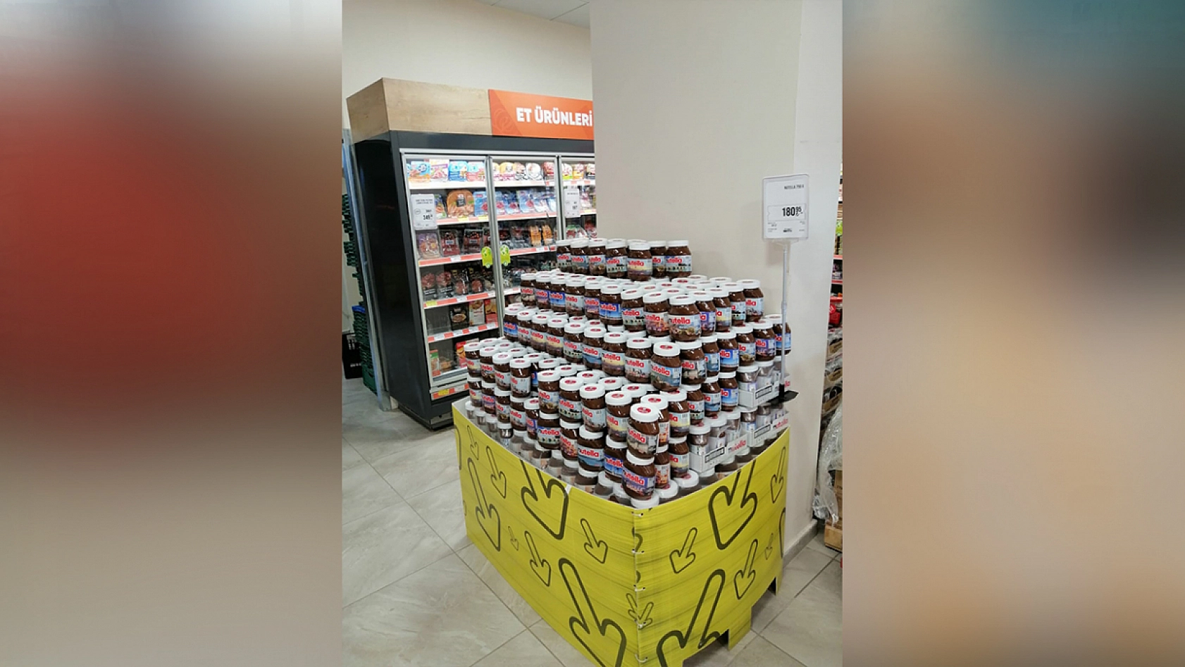 Elazığ'ın marketinde züccaciye günü: Erken giden alır