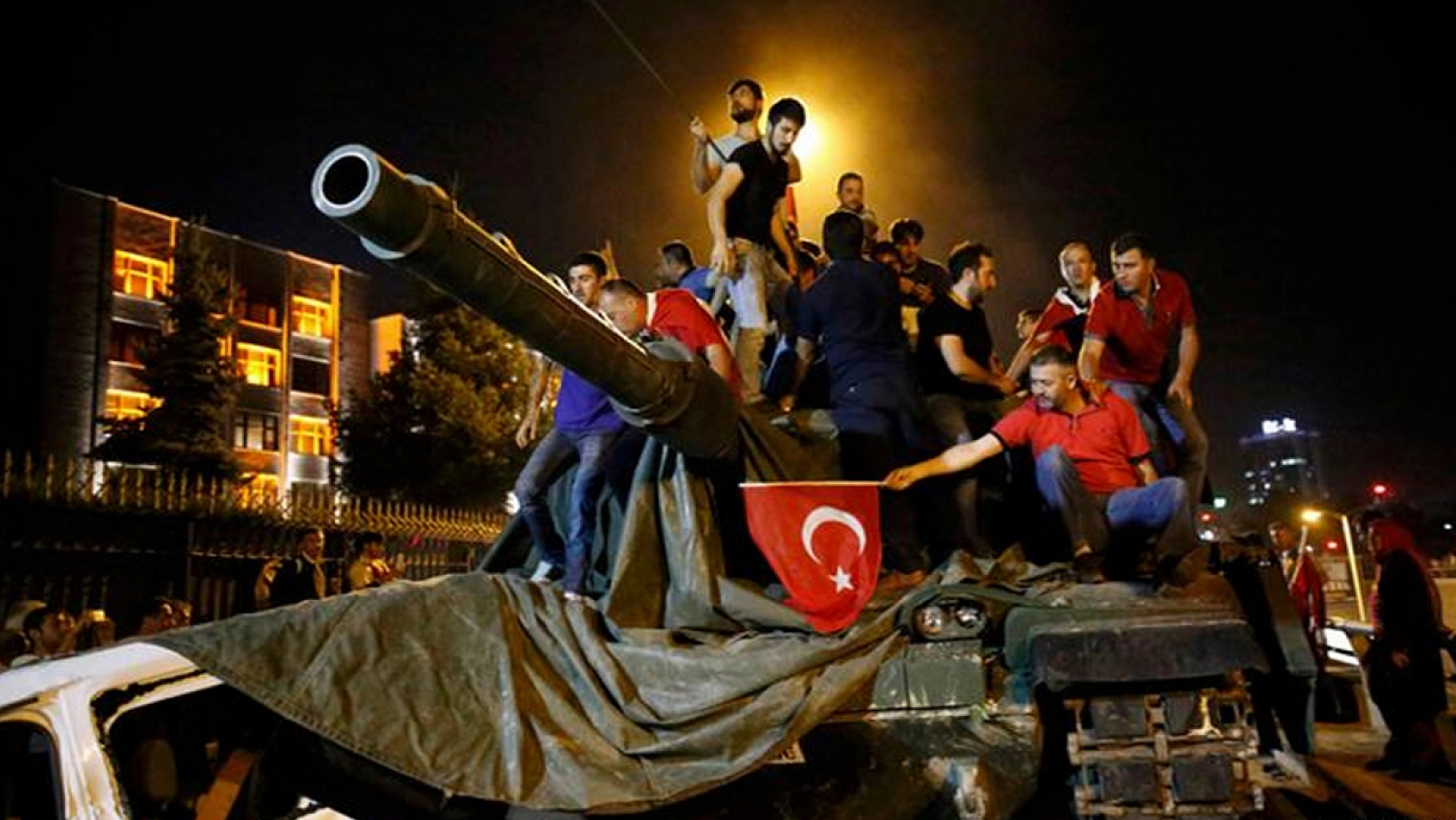 Bakan Gürlek'ten 15 Temmuz operasyonu: 81 ilde 968 gözaltı