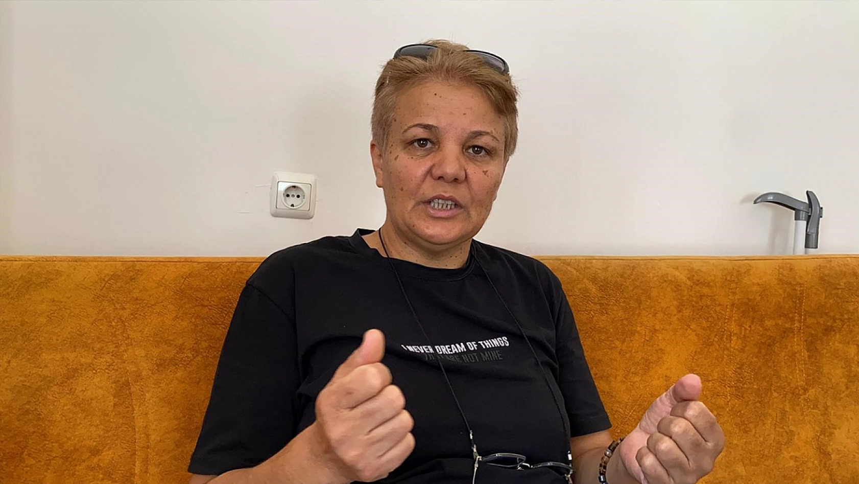 Yaşlı adamın boynunu kırmaya çalışıp kafasını tekmeledi