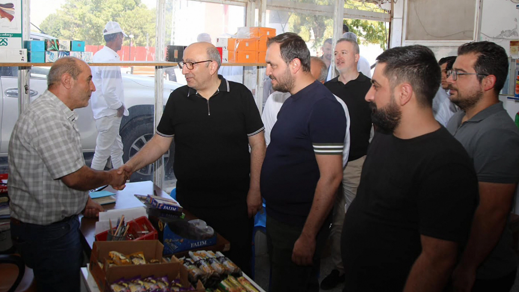 Ak Parti, kavurucu sıcaklara rağmen sahada