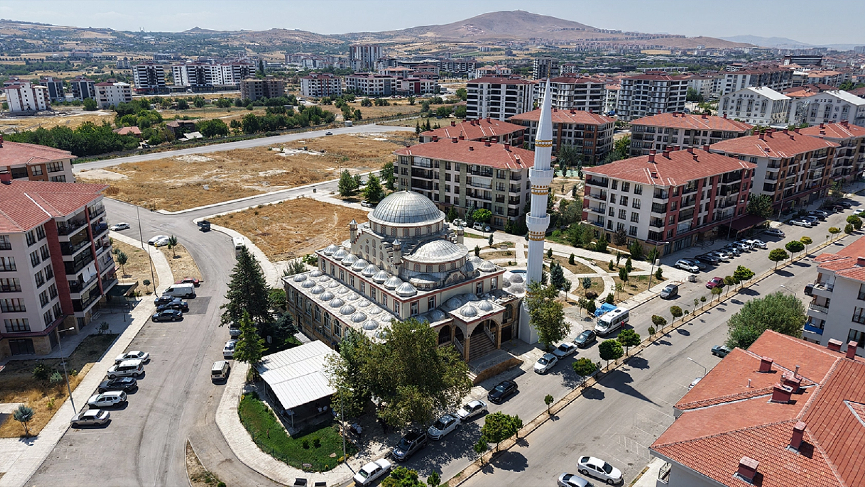 Elazığ'da yıldırımın yıktığı cami minaresi yeniden inşa edildi