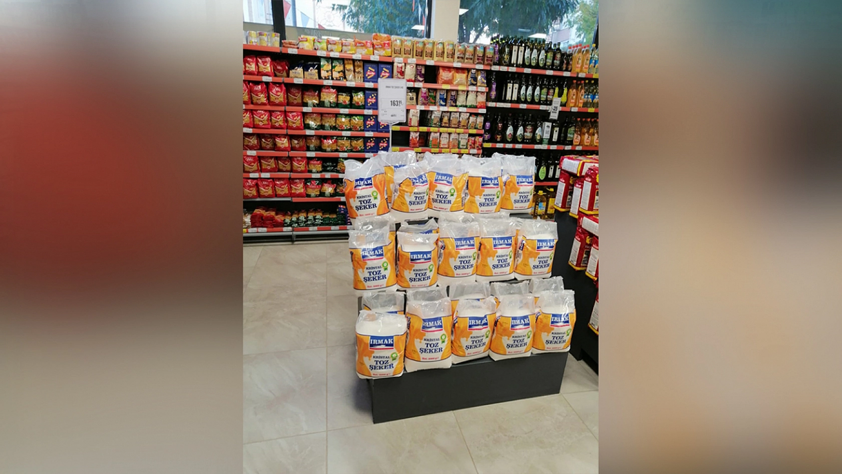 Elazığ'ın marketinde züccaciye günü: Erken giden alır