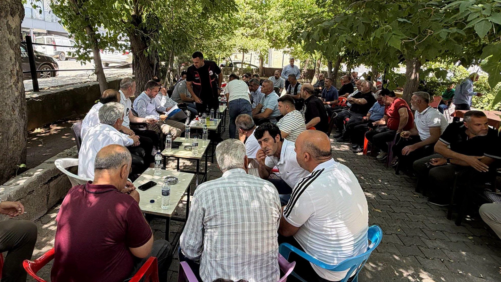 Ak Parti, kavurucu sıcaklara rağmen sahada