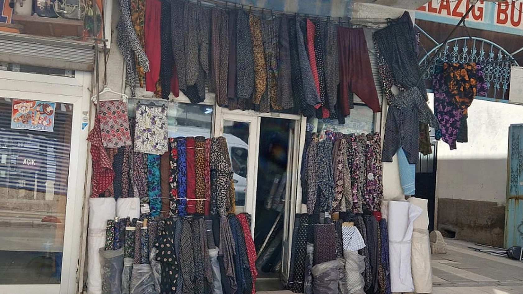 Elazığ'da esnaf dert yandı: 'Sanatkar yok, terzi yok'