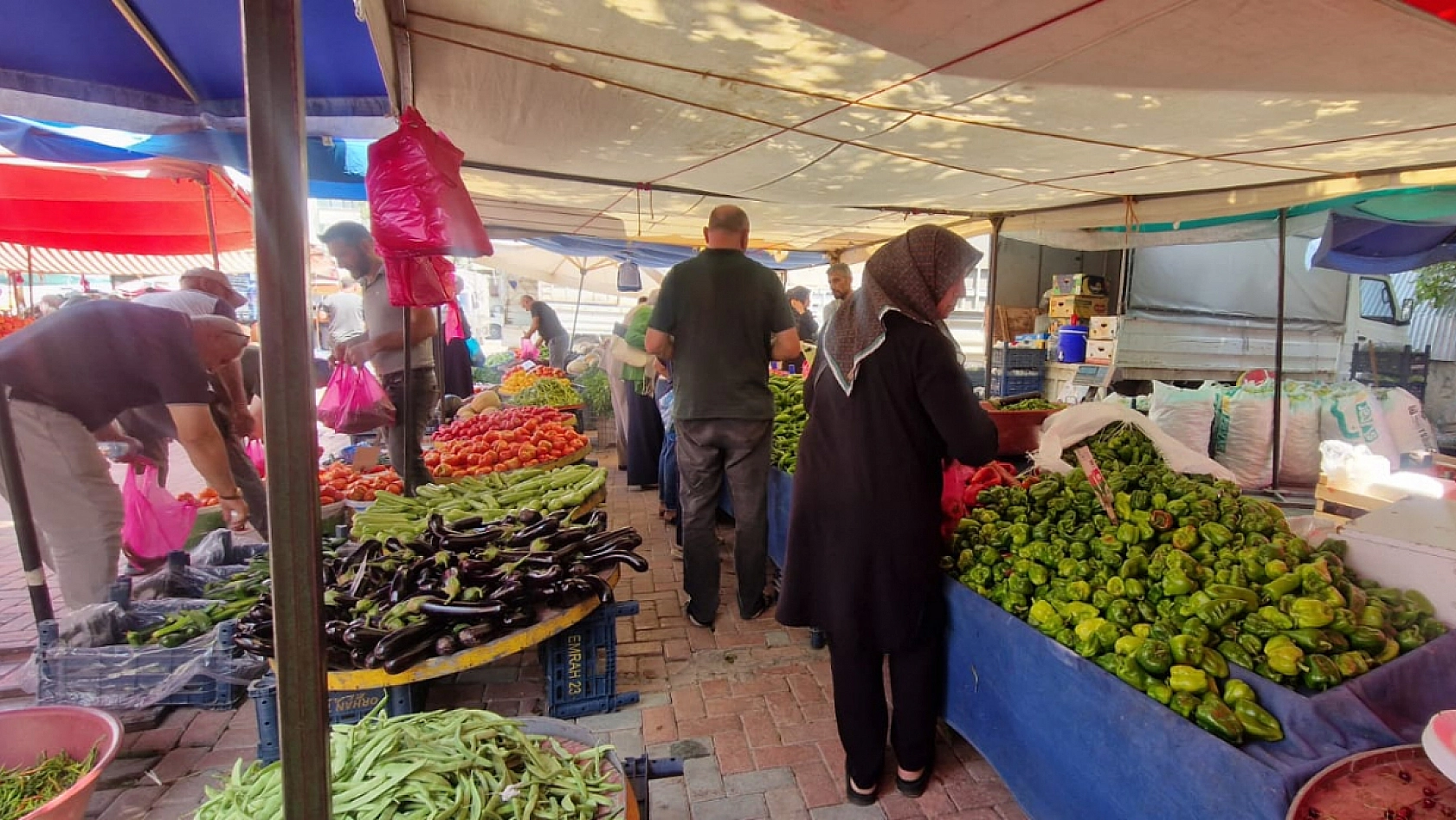 Elazığ Salı Pazarı'nda fiyatlar vatandaşı sevindirdi