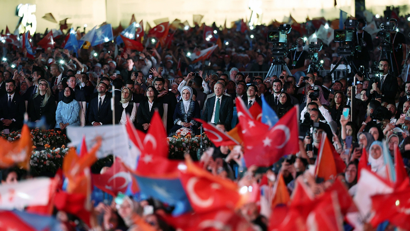 Erdoğan: 'Türkiye'yi her alanda büyütmenin kıvancını yaşıyoruz'
