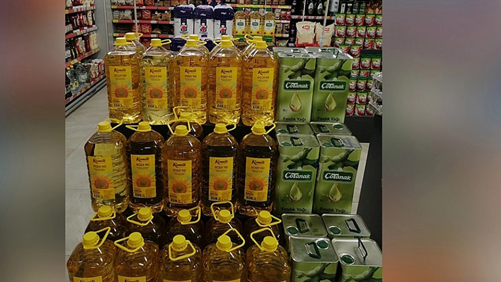 Elazığ'da kapısında uzun kuyruklar oluşturan marketten dev kampanyalar