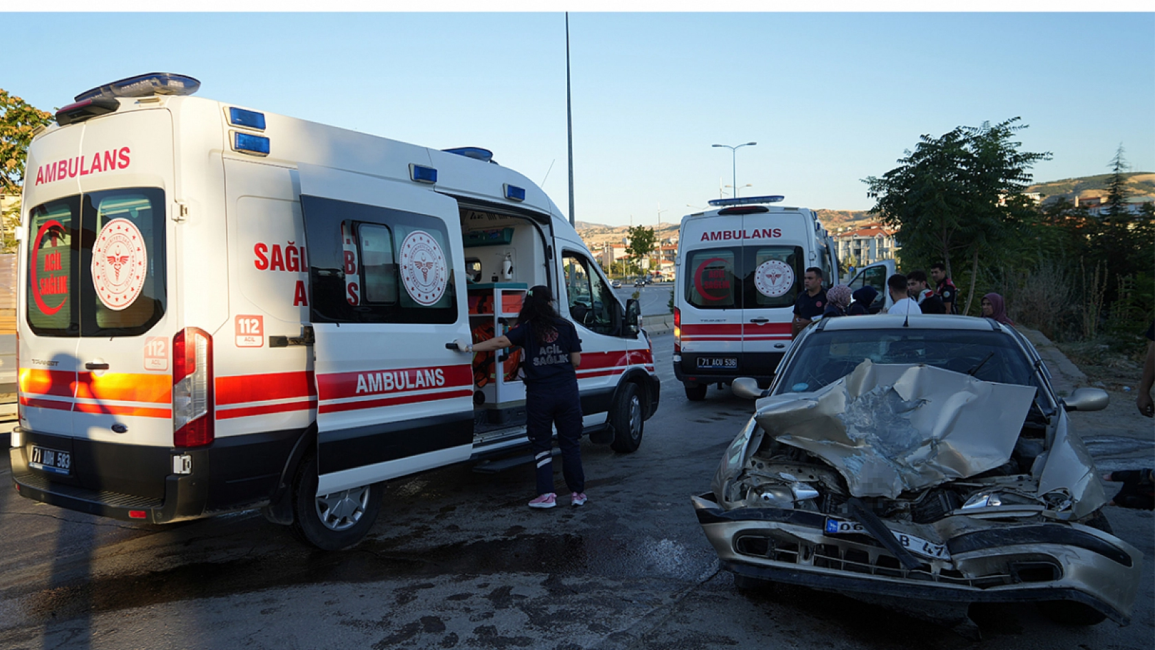 Minibüs ile otomobil çarpıştı: 3 yaralı