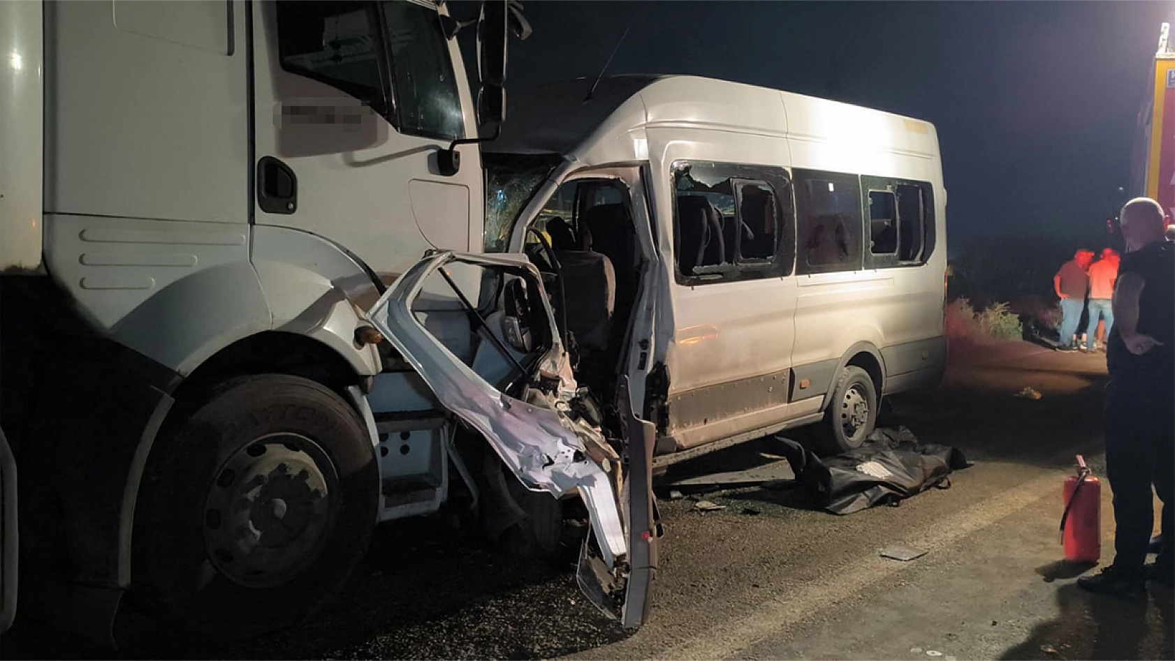İşçi servisi tırla çarpıştı: 1 ölü, 15 yaralı
