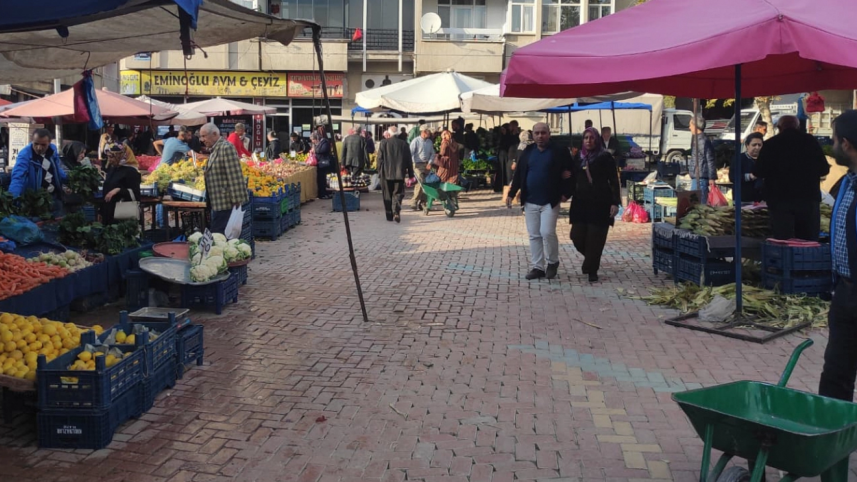 Elazığ'ın en kalabalık pazarında fiyatlar cep yakıyor
