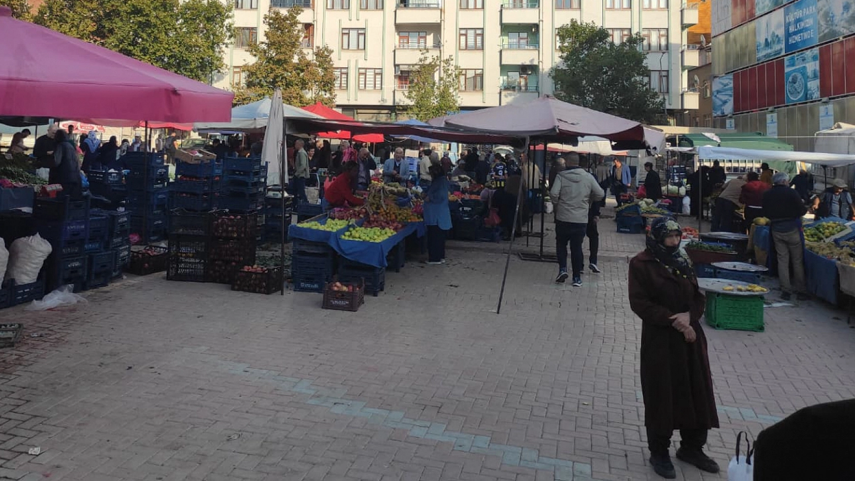 Elazığ'ın en kalabalık pazarında fiyatlar cep yakıyor