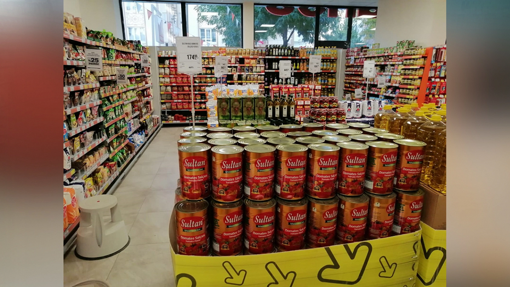 Elazığ'ın marketinde züccaciye günü: Erken giden alır