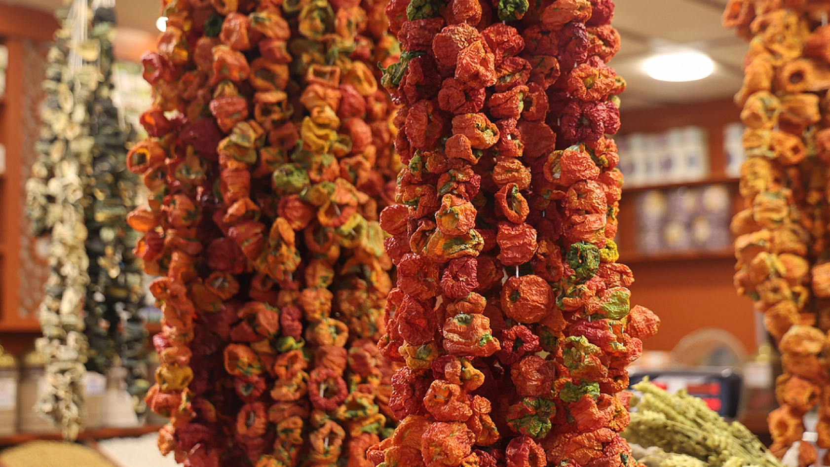Elazığ'da tezgahlar renklenmeye başladı