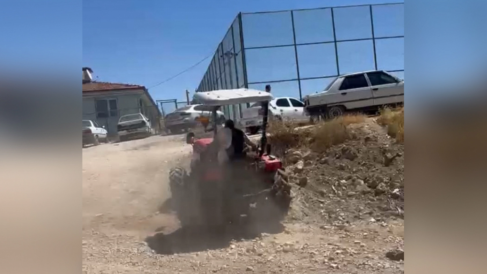 Tartıştığı kişilerin üzerine traktör sürdü