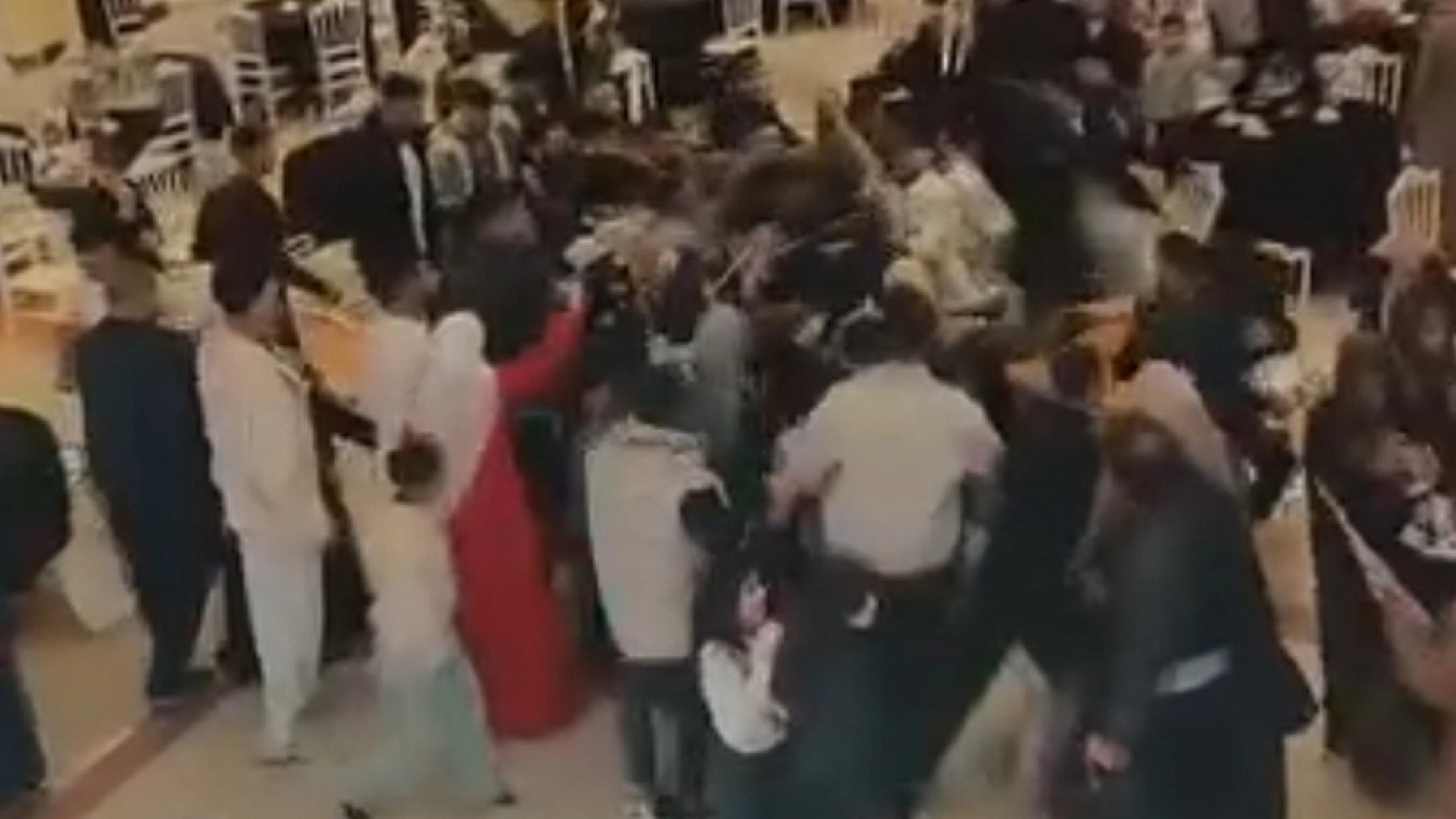 Düğün salonunda takı kavgası: Tekme, yumruk ve sandalyeler havada uçuştu