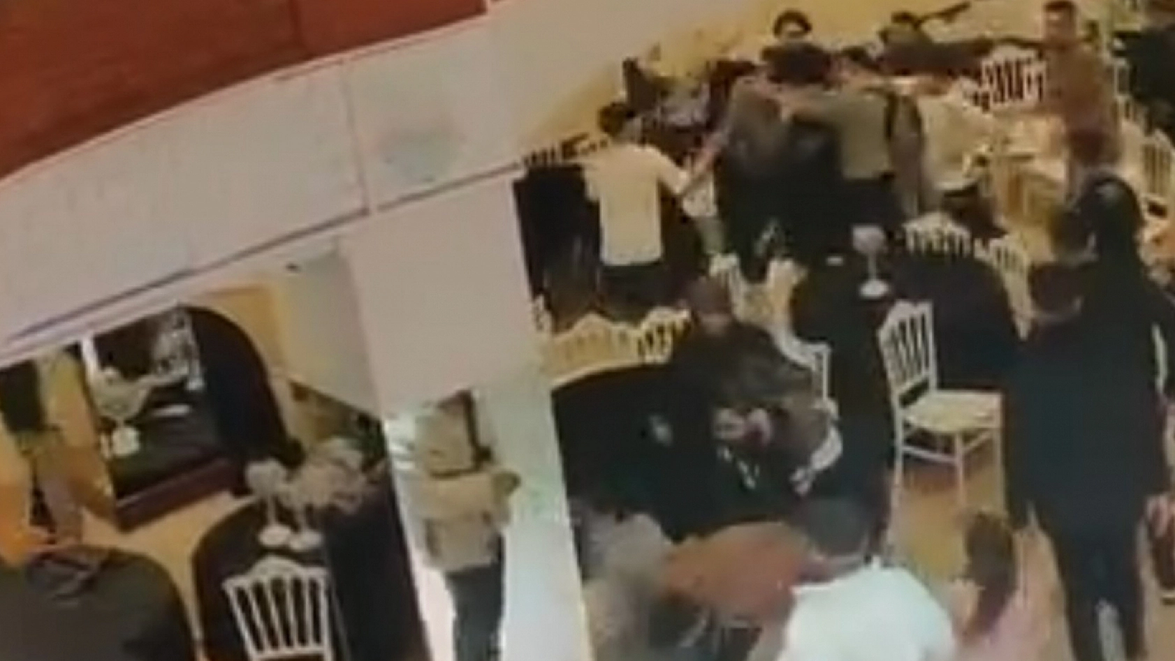 Düğün salonunda takı kavgası: Tekme, yumruk ve sandalyeler havada uçuştu