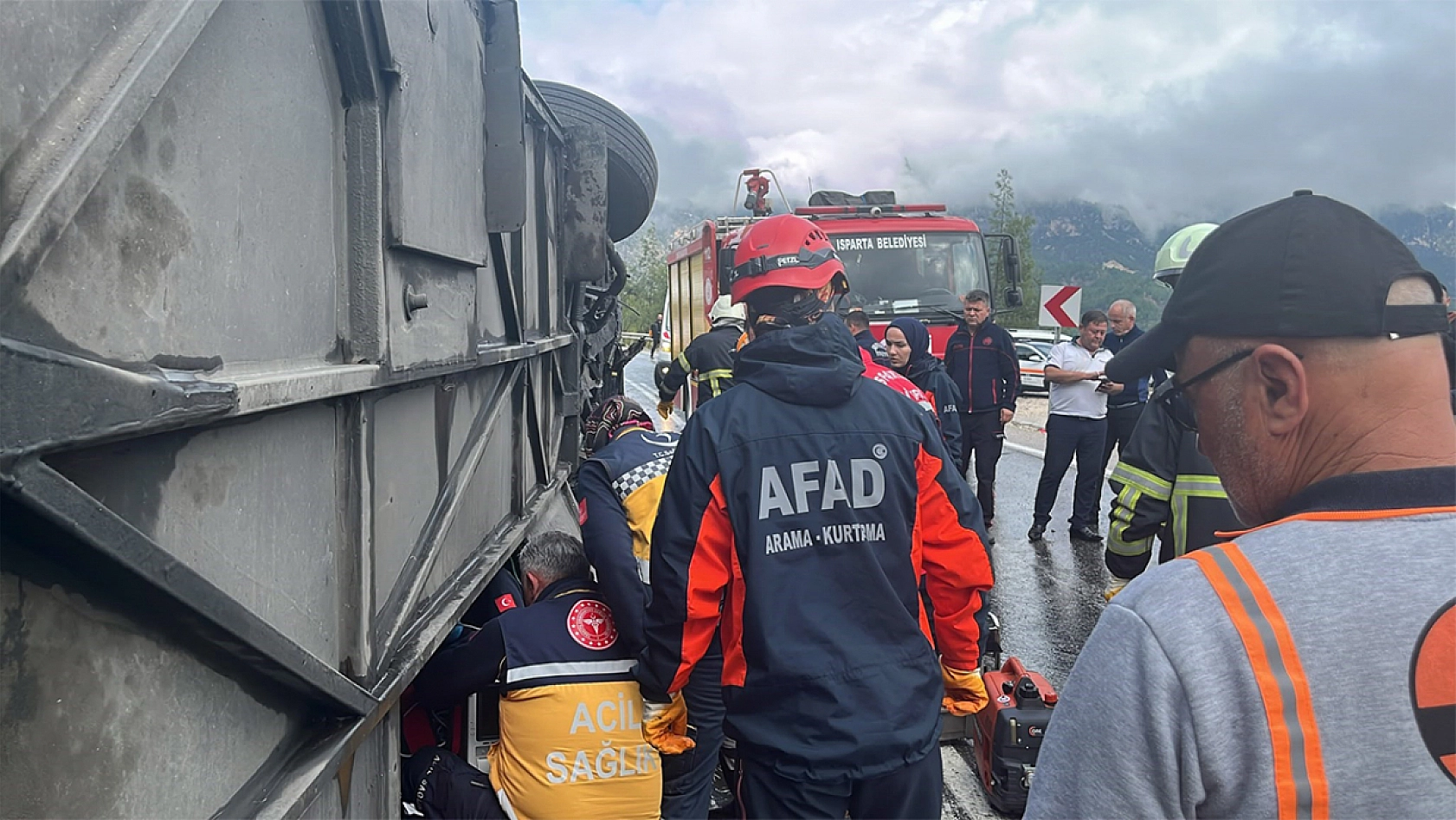 Kara yolunda yolcu otobüsü devrildi: 1 ölü, 7 yaralı