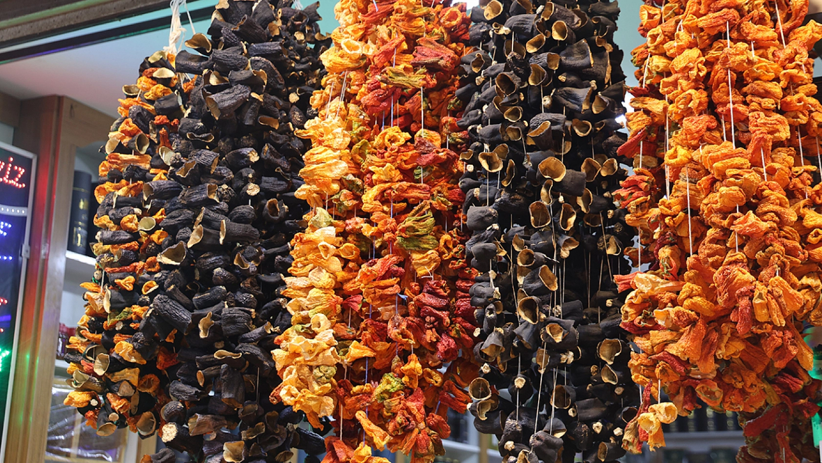 Elazığ'da tezgahlar renklenmeye başladı