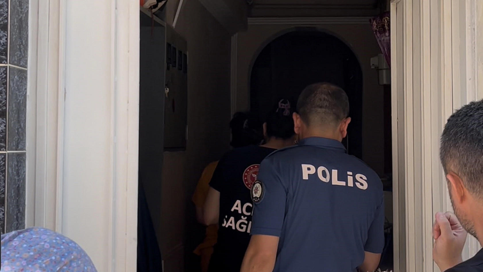 Talihsiz adam merdivenlerde hayatını kaybetti