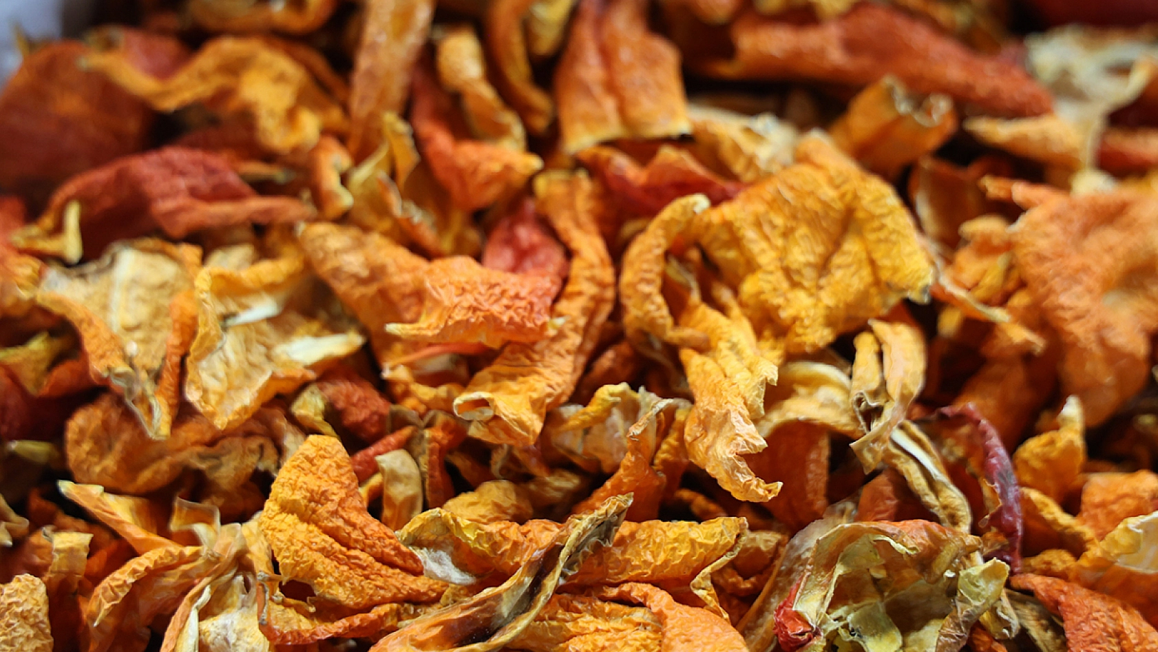 Elazığ'da tezgahlar renklenmeye başladı