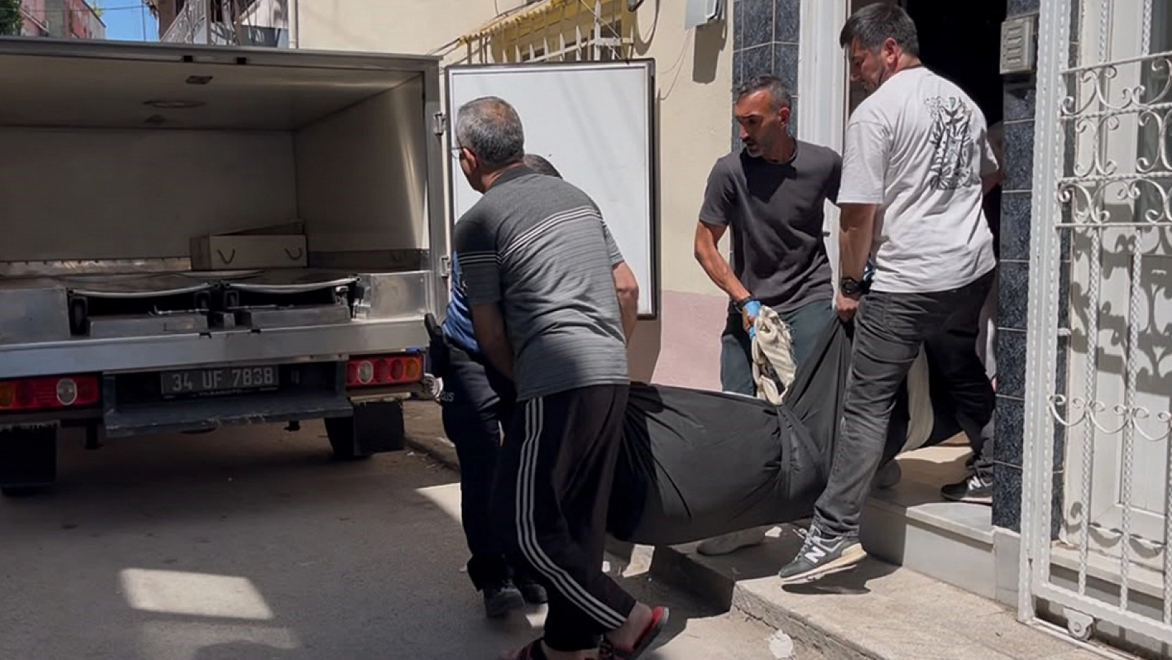 Talihsiz adam merdivenlerde hayatını kaybetti