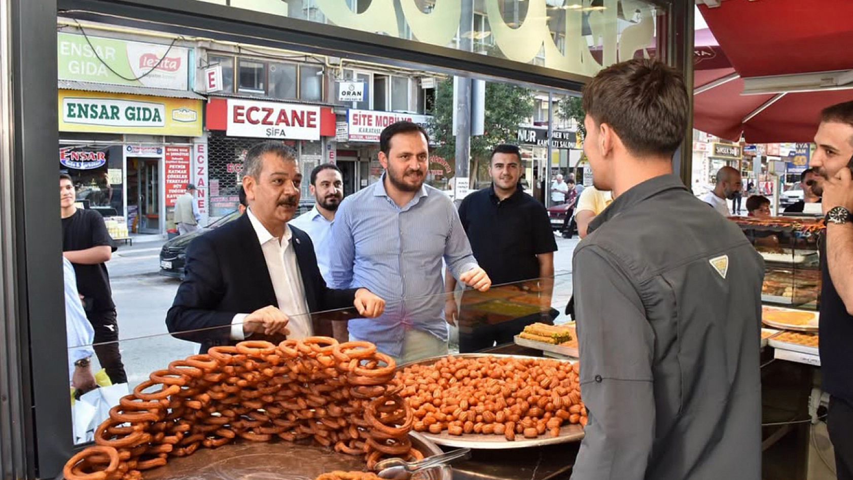 Ak Parti, kavurucu sıcaklara rağmen sahada