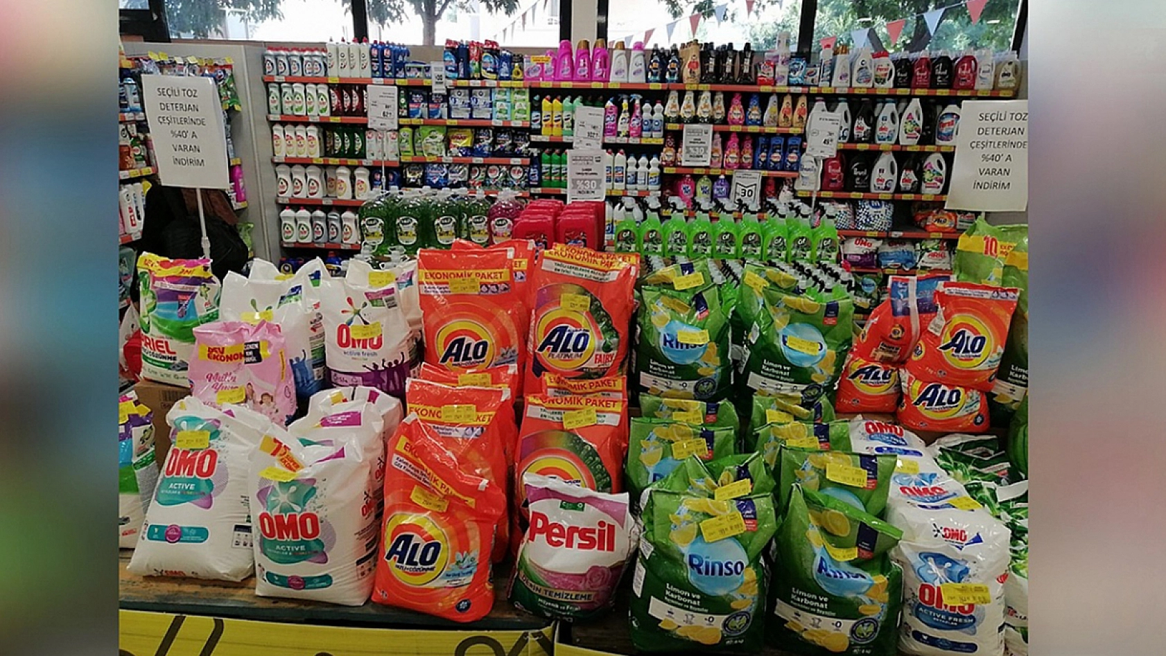 Elazığ'da kapısında uzun kuyruklar oluşturan marketten dev kampanyalar