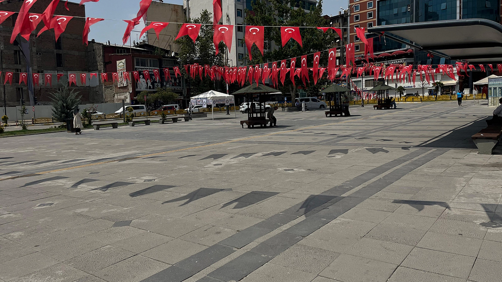 Elazığ'da termometreler 40 dereceyi aştı, cadde ve sokaklar boş kaldı