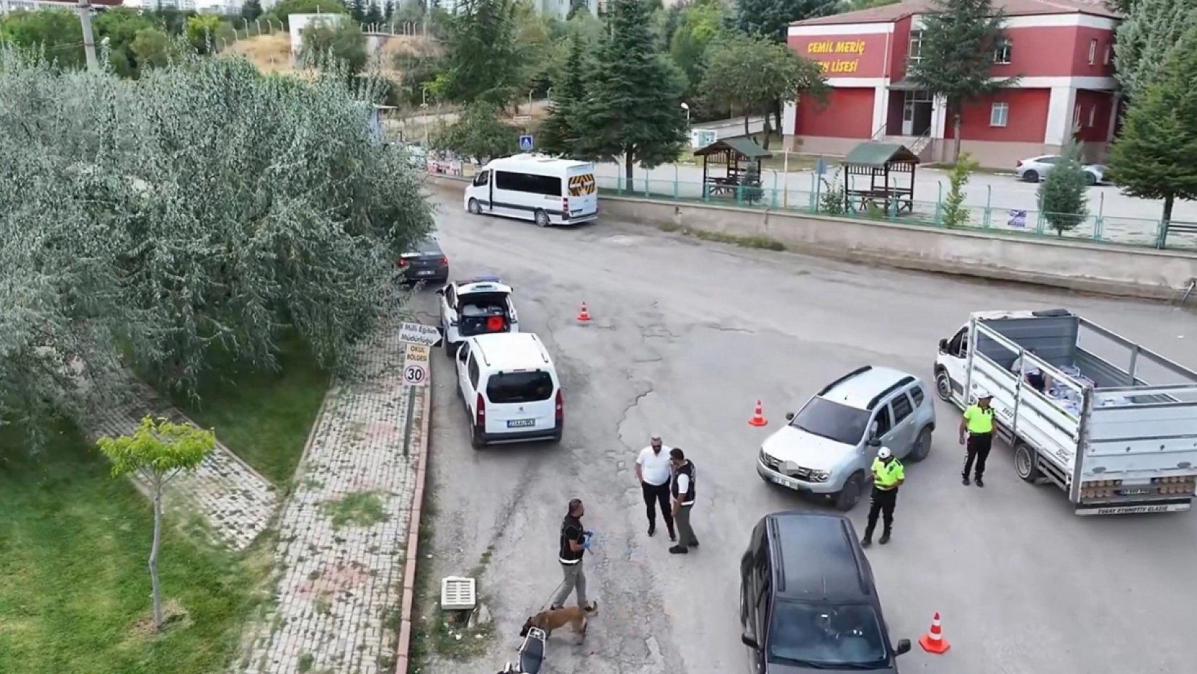 Okul çevresinde ehliyetsiz sürücüye 81 bin tl ceza!