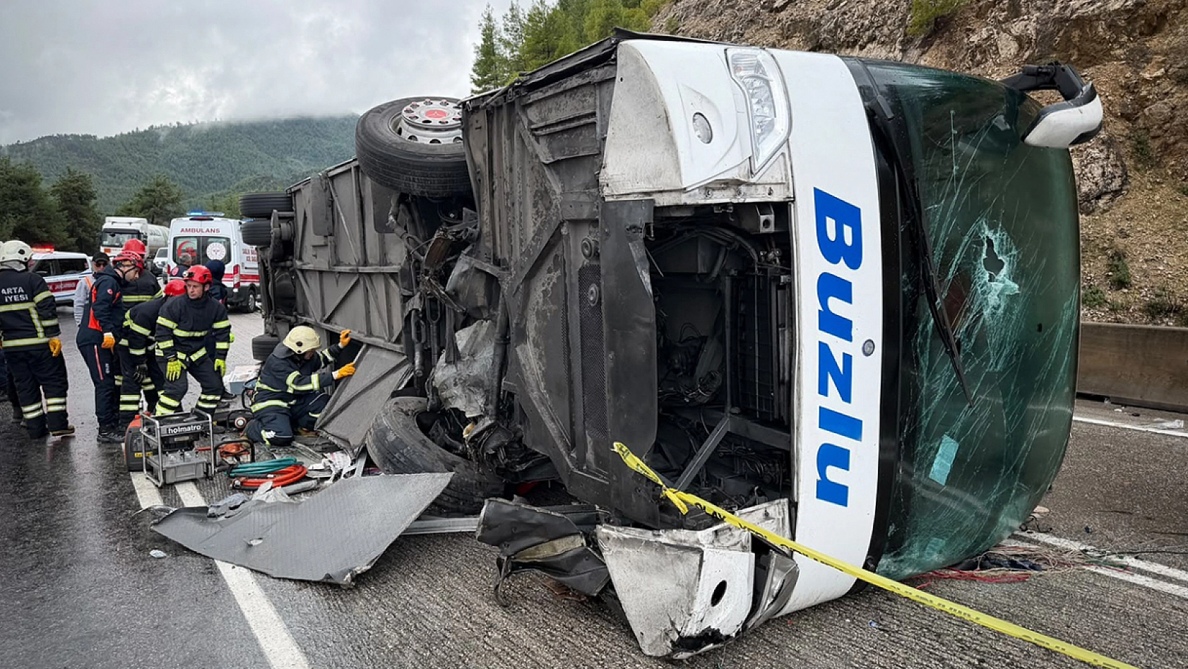 Kara yolunda yolcu otobüsü devrildi: 1 ölü, 7 yaralı