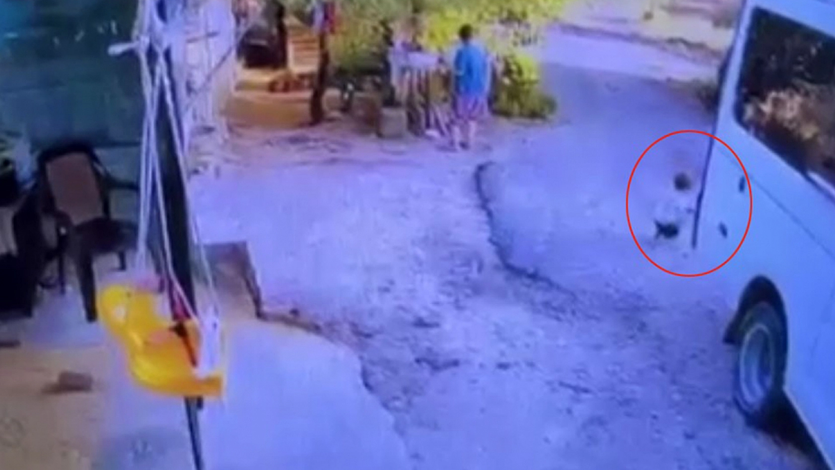Babasının kullandığı minibüsün altında kalan bebek yaşamını yitirdi