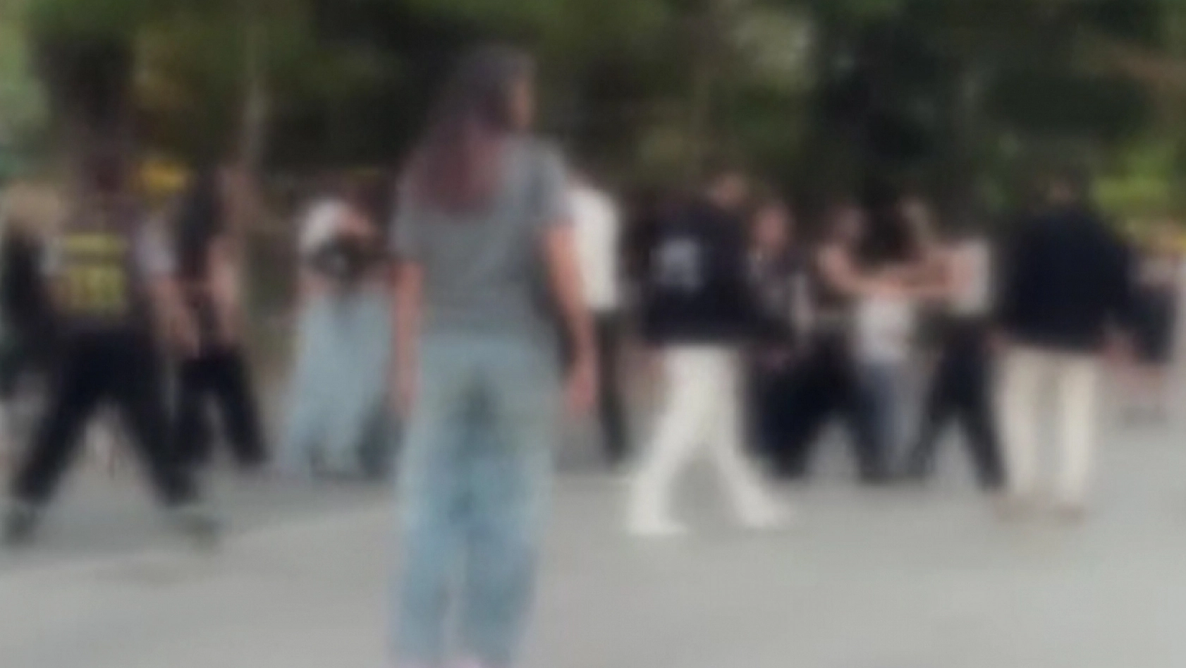 Kız çocuklarının saç saça, başa başa kavgası