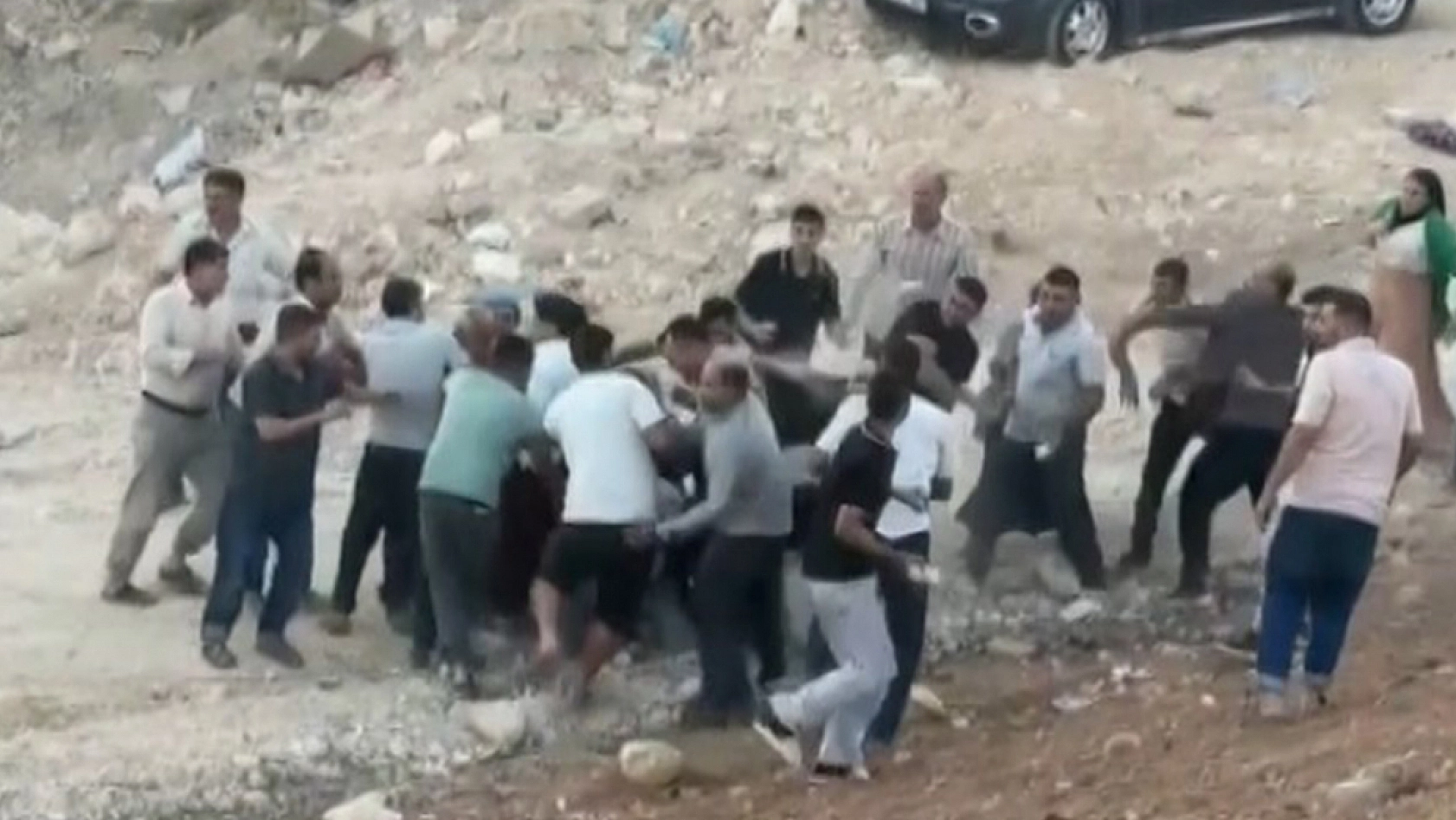 Dehşete düşüren görüntüler: Araçla kalabalığın arasına daldı