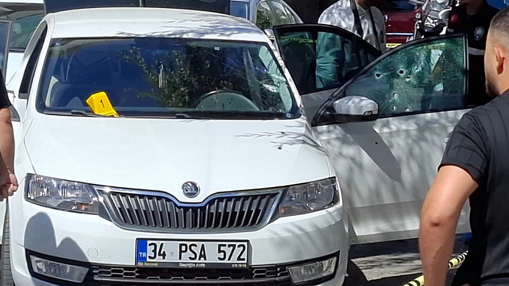 Seyir halindeki otomobile silahlı saldırı: 1 ölü