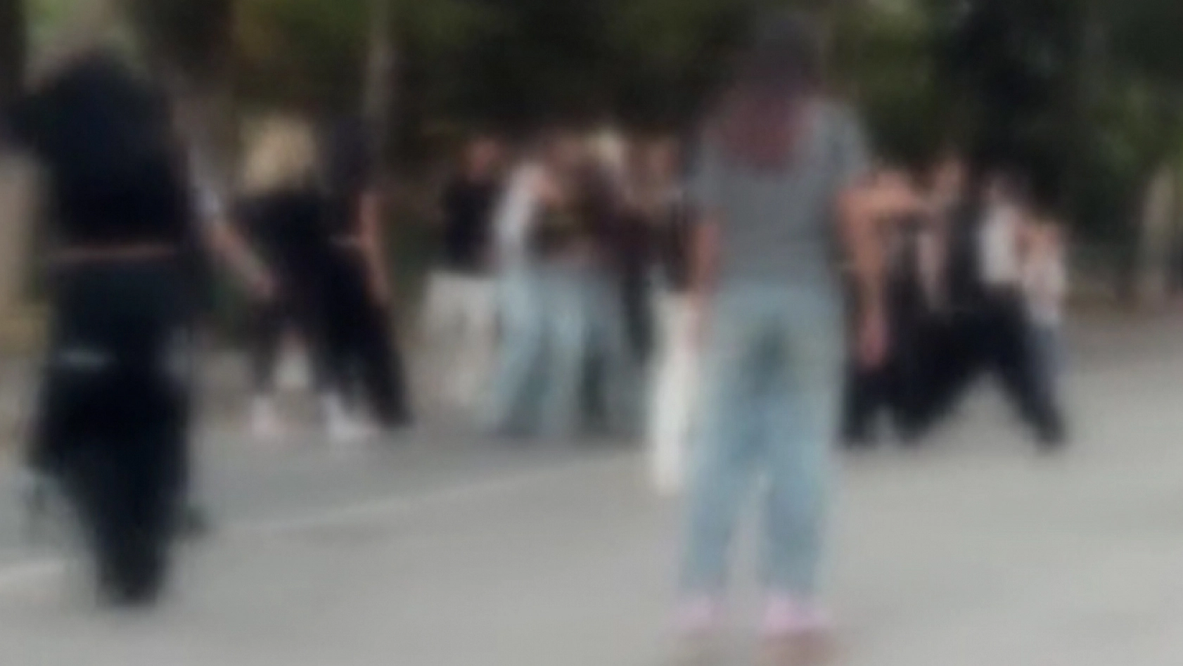 Kız çocuklarının saç saça, başa başa kavgası