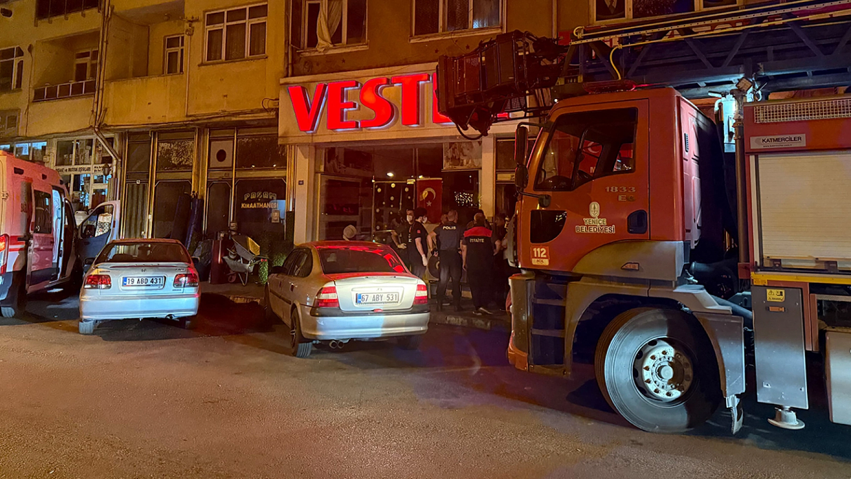 Eşinin boğazını keserek öldürdü