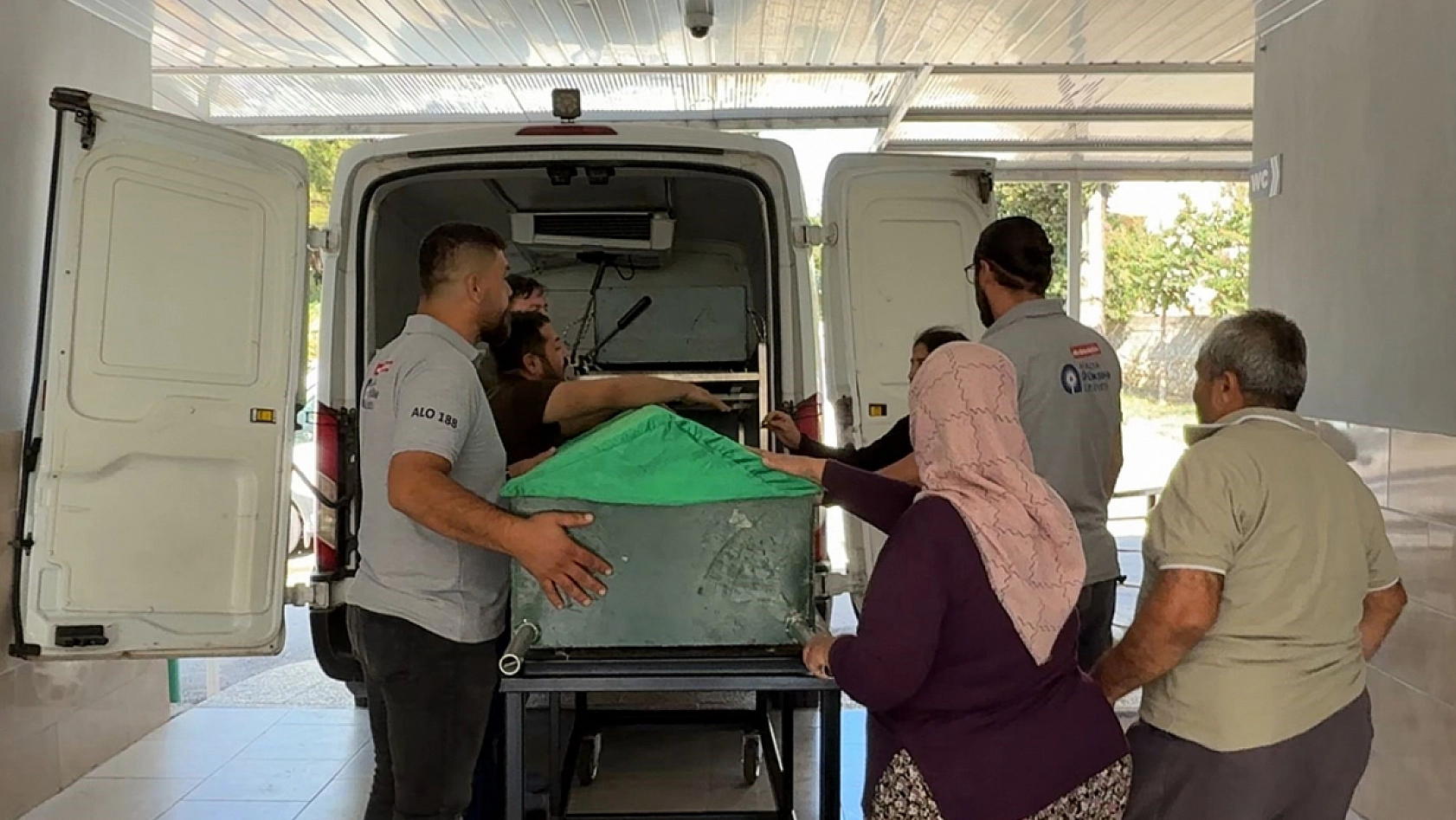 Babasının kullandığı minibüsün altında kalan bebek yaşamını yitirdi