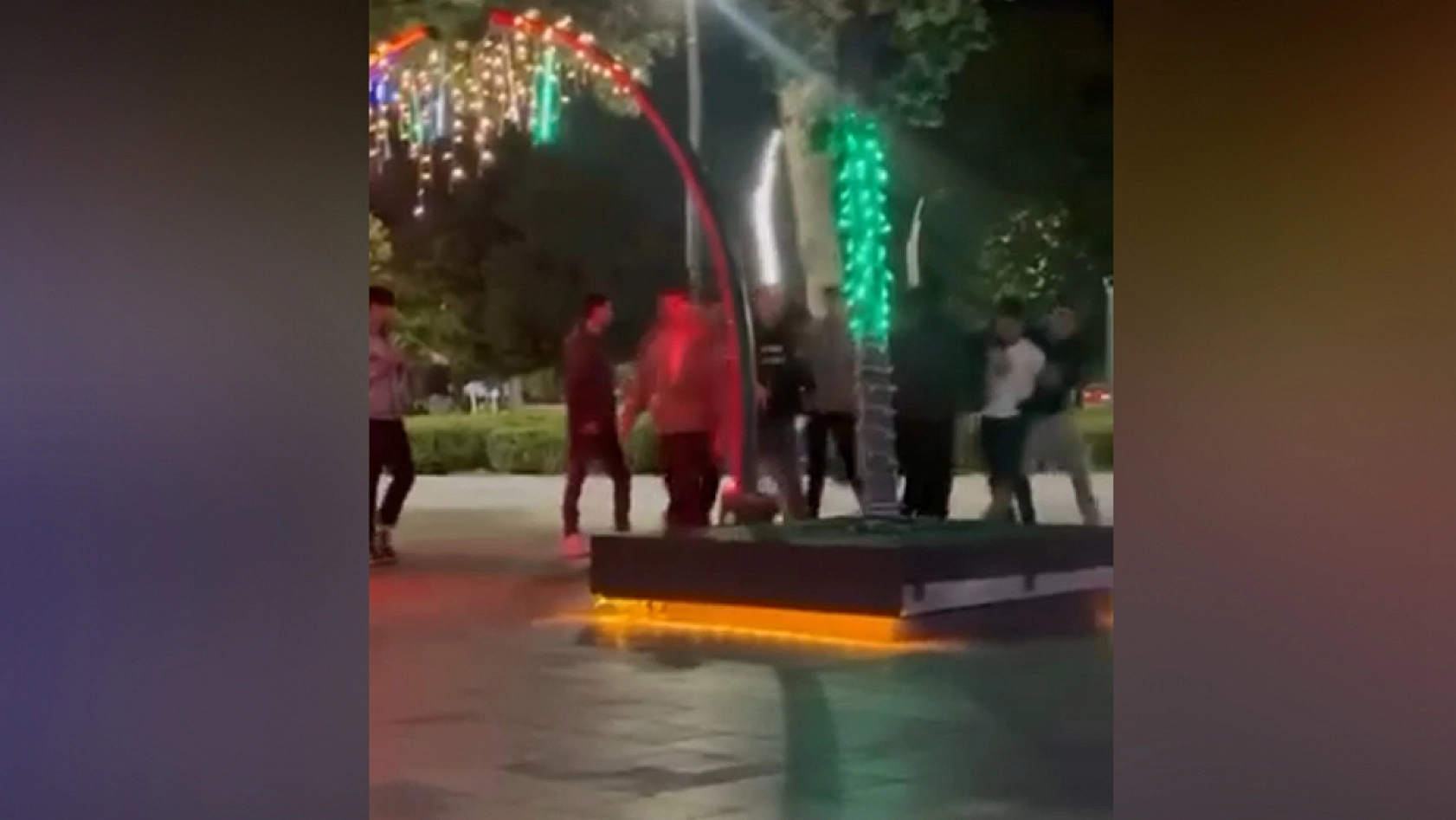 Sokak ortasında tekmeli yumruklu kavga!