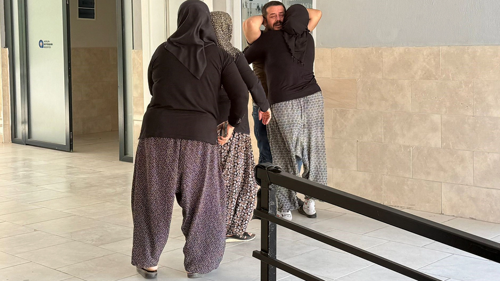 Babasının kullandığı minibüsün altında kalan bebek yaşamını yitirdi